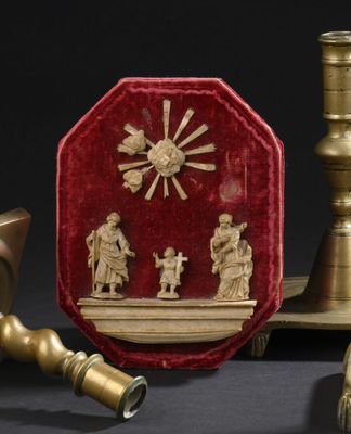 un étui en velours rouge orné d'une image représentant une crèche