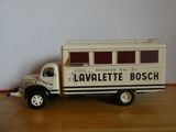 un camion jouet posé sur une table