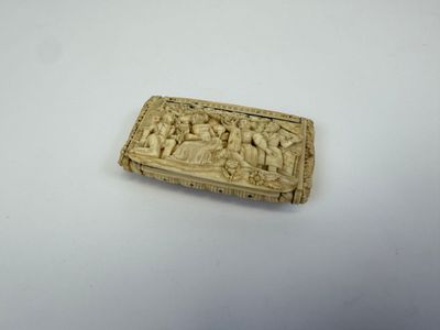 une vieille boîte en ivoire sculpté sur laquelle est représentée une scène