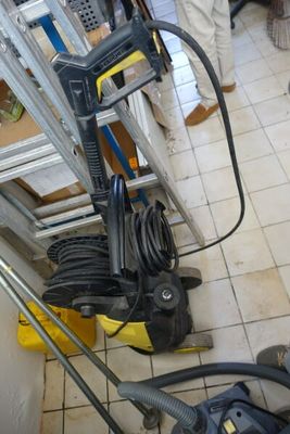 une photo d'une pièce où s'entassent des outils par terre