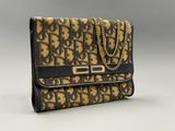un sac à main marron et noir muni d'une chaîne
