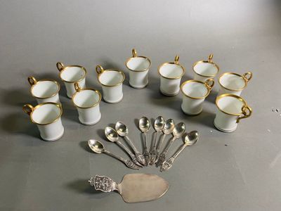 de nombreuses tasses et cuillères disposées en cercle sur la table
