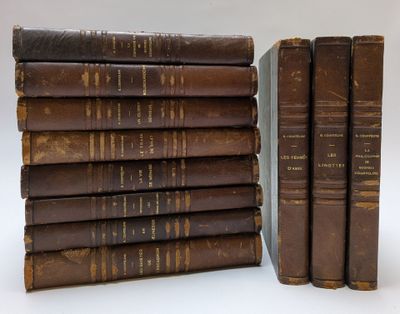 plusieurs vieux livres empilés sur une surface blanche
