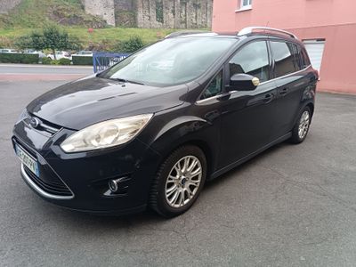 une photo d'une Ford C-Max noire garée dans un parking