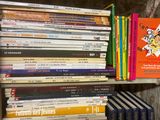 beaucoup de livres sur l'étagère dans la pièce