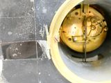 un gros plan sur une horloge jaune dans un trou