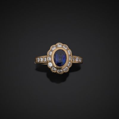 Bague Pompadour en or jaune 750°°° (tête d'aigle) centrée d’…