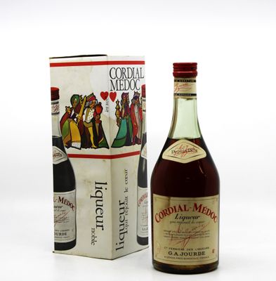 une bouteille d'alcool à côté d'un carton de vin