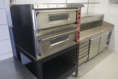 deux fours qui se trouvent dans une cuisine