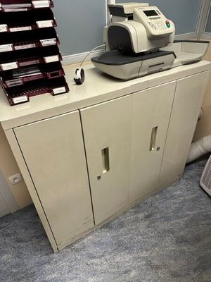 2 bureaux imitation bois lamifié