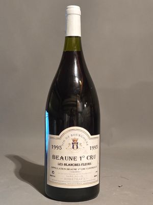 une bouteille de vin posée sur une table
