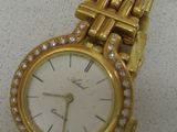 une image d'un gros plan d'une montre-bracelet sur une table