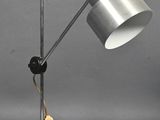 une photo d'une lampe de bureau posée sur un pied métallique