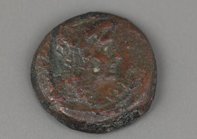 gros plan d'une pièce de monnaie sur une table à fond blanc