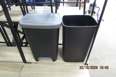 deux poubelles posées l'une à côté de l'autre sur le sol