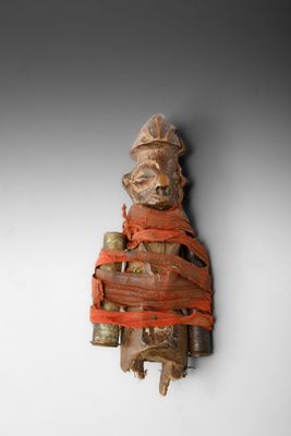 une image représentant une sculpture en bois d'un homme coiffé d'un chapeau