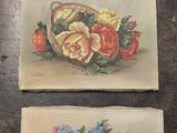 trois tableaux représentant des fleurs dans un vase posé sur une table