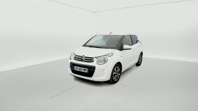 la petite voiture blanche est garée dans une pièce blanche