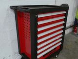 une photo d'une armoire à outils rouge et noire dans un garage