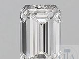 un diamant taille émeraude sur un fond noir
