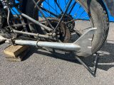 un gros plan d'une roue de moto sur laquelle repose une clé