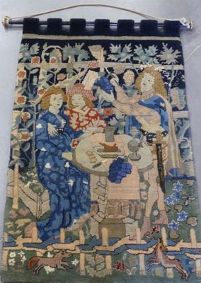 Tapisserie en laine à décor d'un couple d'amants attablé et …
