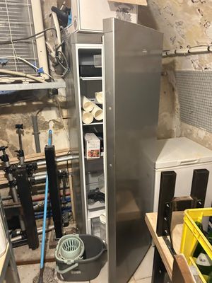 une photo d'une cuisine avec un réfrigérateur et d'autres appareils électroménagers