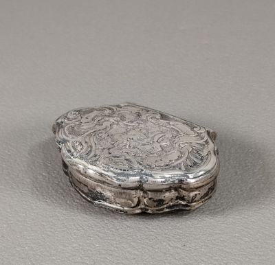 une image représentant une boîte argentée posée sur une table