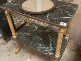 une petite table sur laquelle se trouve un miroir