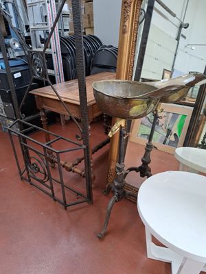une table sur laquelle se trouvent un miroir et un oiseau, dans une pièce