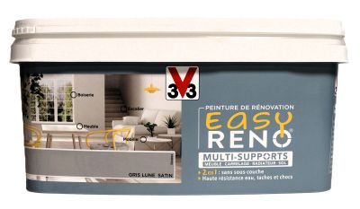 un gros plan sur un seau de peinture sur fond blanc