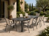 une table et des chaises sur la terrasse à l'extérieur d'une maison