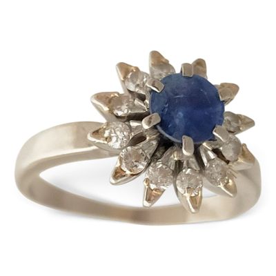 une image d'une bague en saphir bleu et diamant sur fond blanc