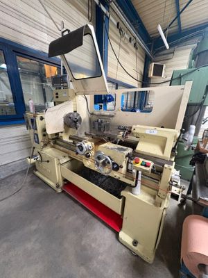 l'image d'une machine située à l'intérieur d'un bâtiment