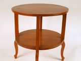 une petite table en bois avec une étagère
