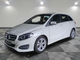La Mercedes Classe B est garée sur un sol carrelé à damier