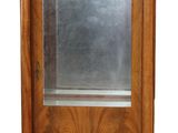 l'image d'une armoire en bois surmontée d'un miroir
