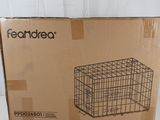 une boîte surmontée d'une cage, posée sur une table