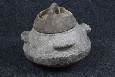 Afrique ? Urne couverte ou pot couvert en pierre à anses à d…