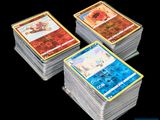 trois cartes sont empilées les unes sur les autres sur un fond noir