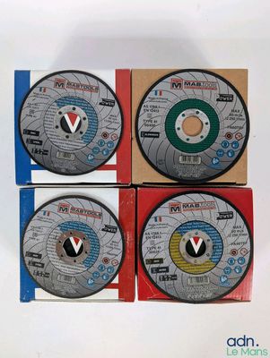 quatre types différents de disques à meuler, présentés dans des boîtes posées sur une surface blanche