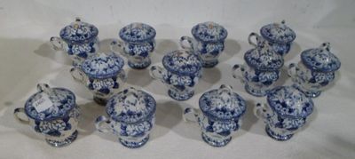 un ensemble de théières et de tasses bleues et blanches posées sur une table