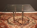 une photo d'une table en verre posée sur un tapis