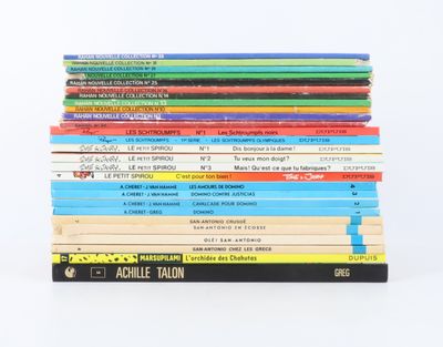 plusieurs livres empilés sur une table