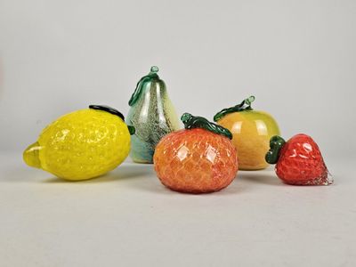 beaucoup de fruits posés sur une table