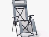 un fauteuil inclinable posé sur un fond blanc