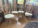 quatre chaises dans une pièce où il y a un tapis au sol