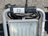 une lampe posée par terre à côté d'un vélo
