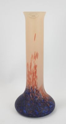 un vase en verre orné d'un motif rouge et bleu