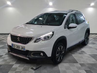 la voiture blanche est garée dans le garage sur le sol en damier